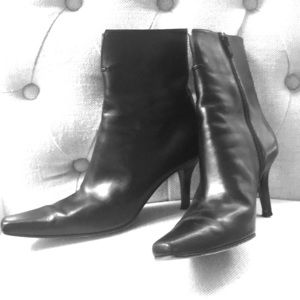 Stuart Weitzman black booties size 6 1/2 b